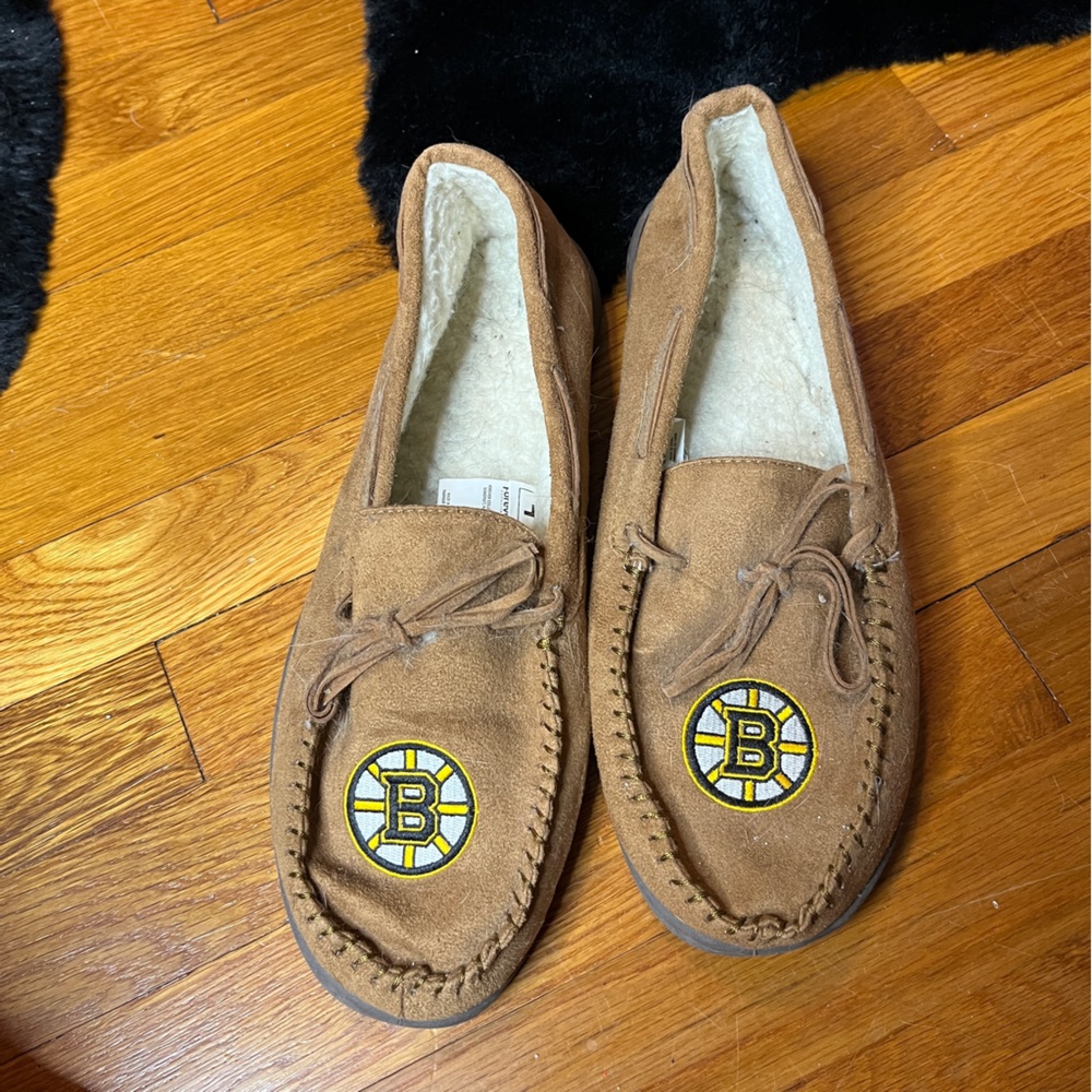 NHL Bruin Fuzzy Moccasin Slippers Size Large